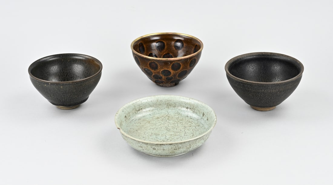 Lot of Chinese porcelain (4x): Four pieces of old Chinese porcelain. Including: Sung bowls, celadon bowl (chip). Base marks. Size: 12.5-15 cm. In fair to good condition.