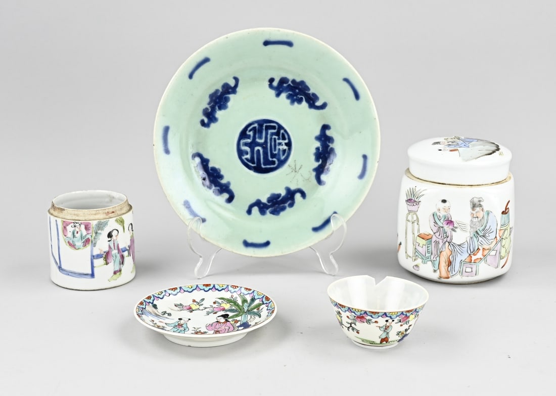 4x Chinese porcelain: Four pieces of Chinese porcelain. Various. 1x Famille Rose pot (without lid), chips. 1x Famille Rose cup + saucer, cup damaged. 1x 19th century celadon plate with bat decoration + four characters bott