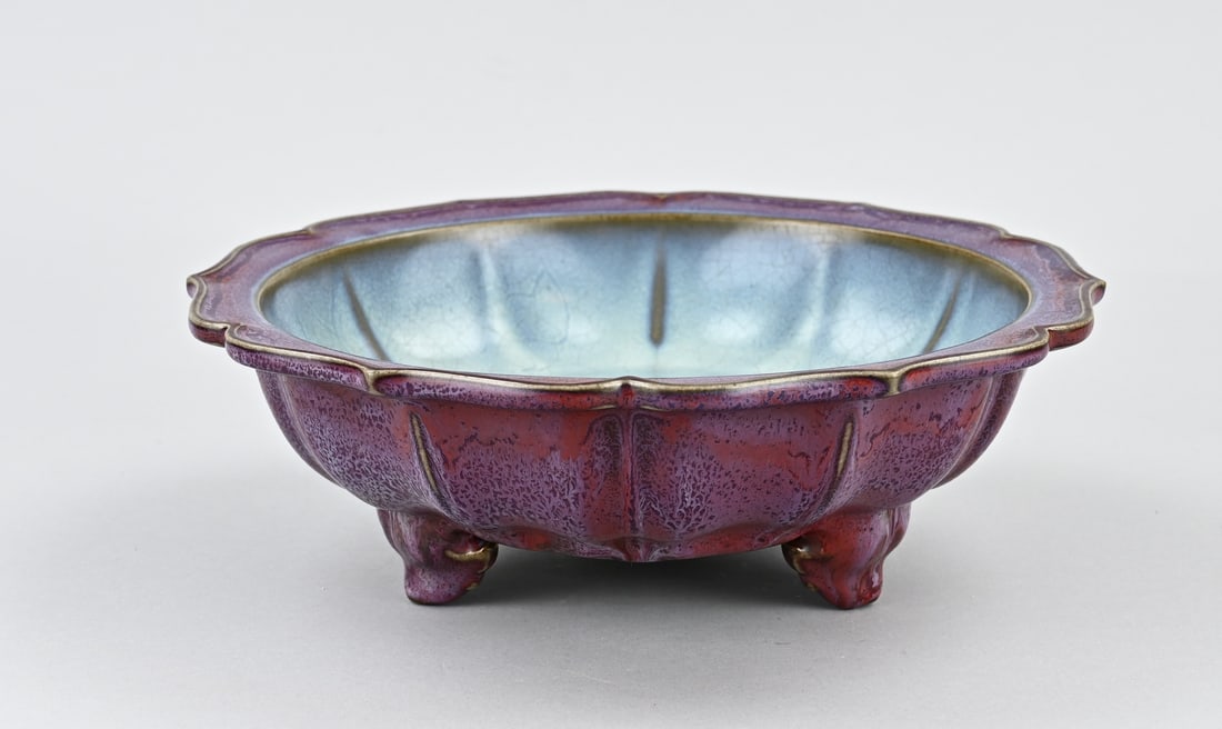 Chinese celadon bowl Ø 25 cm.: Old Chinese porcelain Sang de boeuf flambé dish with a green interior glaze. Contoured. Dimensions: Ø 25 cm. In good condition.