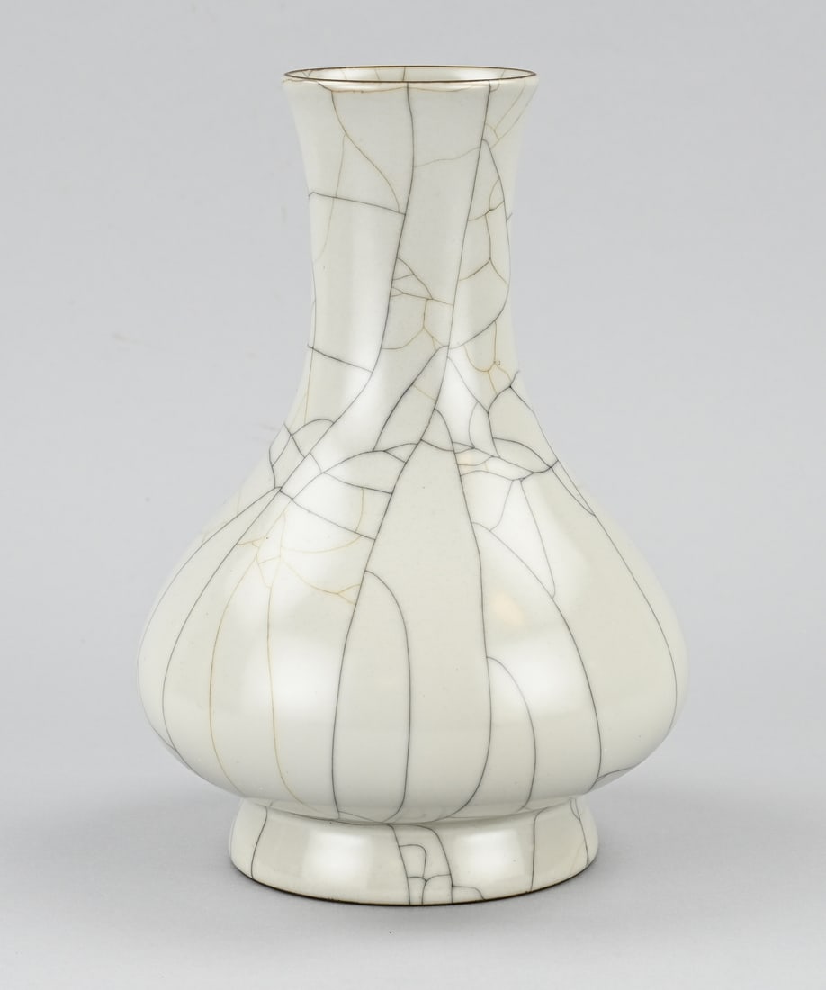 Chinese vase, H 22.5 cm.: Chinese porcelain celadon vase with a six-character base mark. Dimensions: H 22.5 cm. In good condition.