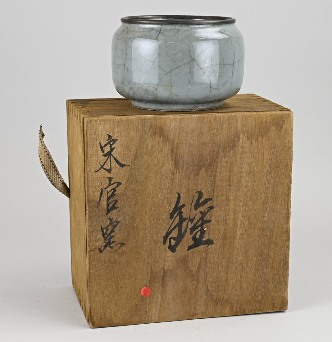 Celadon pot in box: Chinese porcelain celadon jar with a metal rim. Includes a storage box. Dimensions: H 8.5 x Ø 13 cm. In good condition.