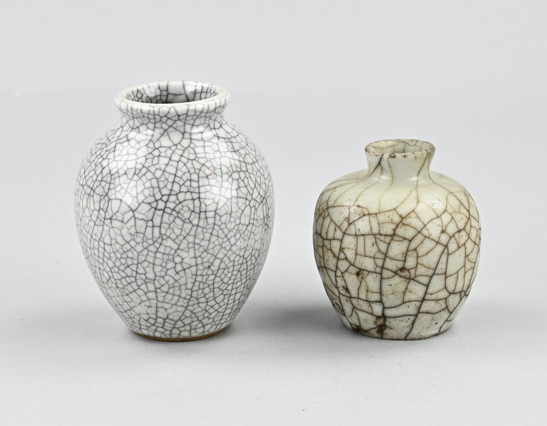 2x Celadon vase, H 7.5 - 10 cm.: Two old Chinese porcelain celadon vases with crackle glaze. Dimensions: H 7.5 - 10 cm. In good condition.