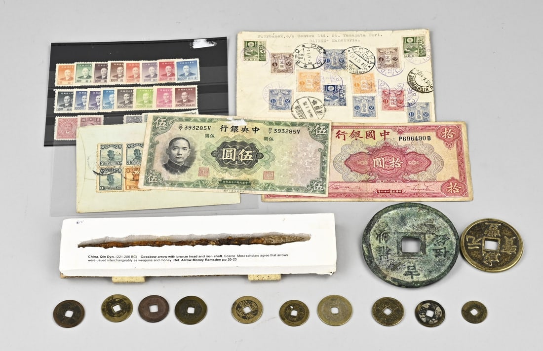 Chinese money + arrowhead: Lot of old Chinese money, a postcard, and a Chinese arrowhead (found in the ground). Quantity: 12. Dimensions: 2.5 x 22 cm. In fair/good condition.
