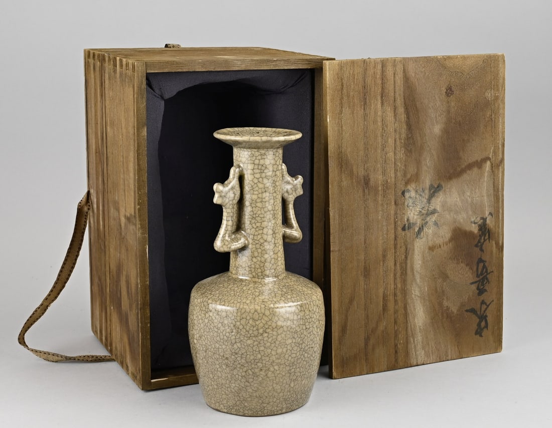 Celadon vase in box, H 22.5 cm.: Old Chinese porcelain celadon vase with handle and base mark. In a storage box. Dimensions: H 22.5 cm. In good condition.