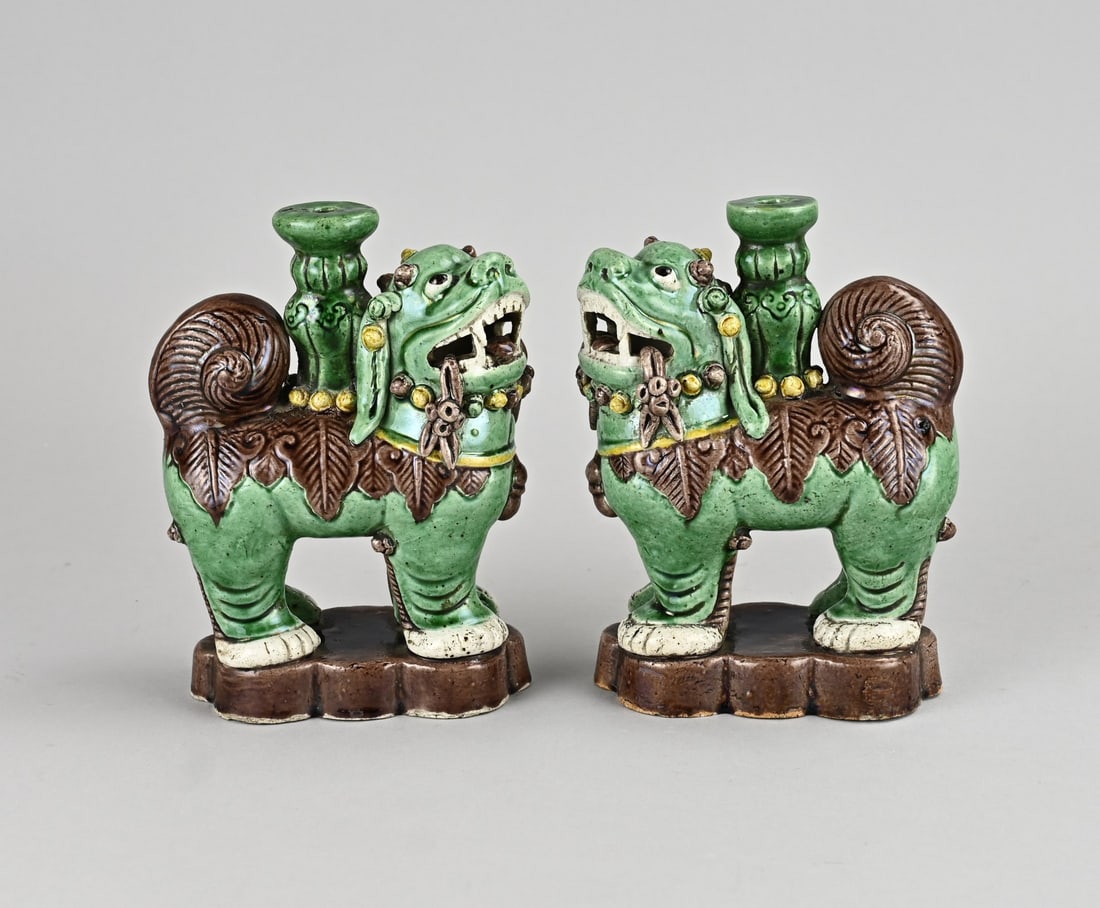 2x Sur Biscuit temple lion, 16.5 cm.: Two Chinese porcelain Sur Bisquit temple lions with celadon glaze. Size: 16.5 cm. In good condition.
