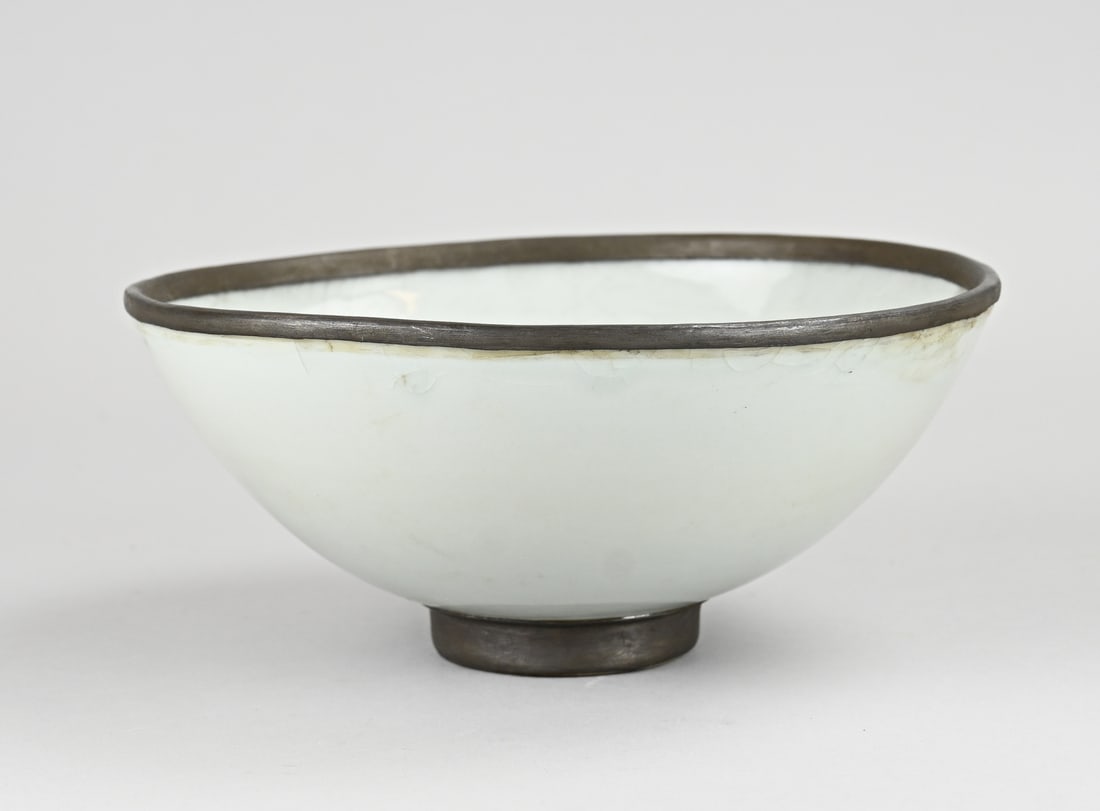 Celadon bowl Ø 20.6 cm.: Old Chinese celadon porcelain bowl with a pewter rim. Dimensions: H 8.3 x Ø 20.6 cm. In good condition.
