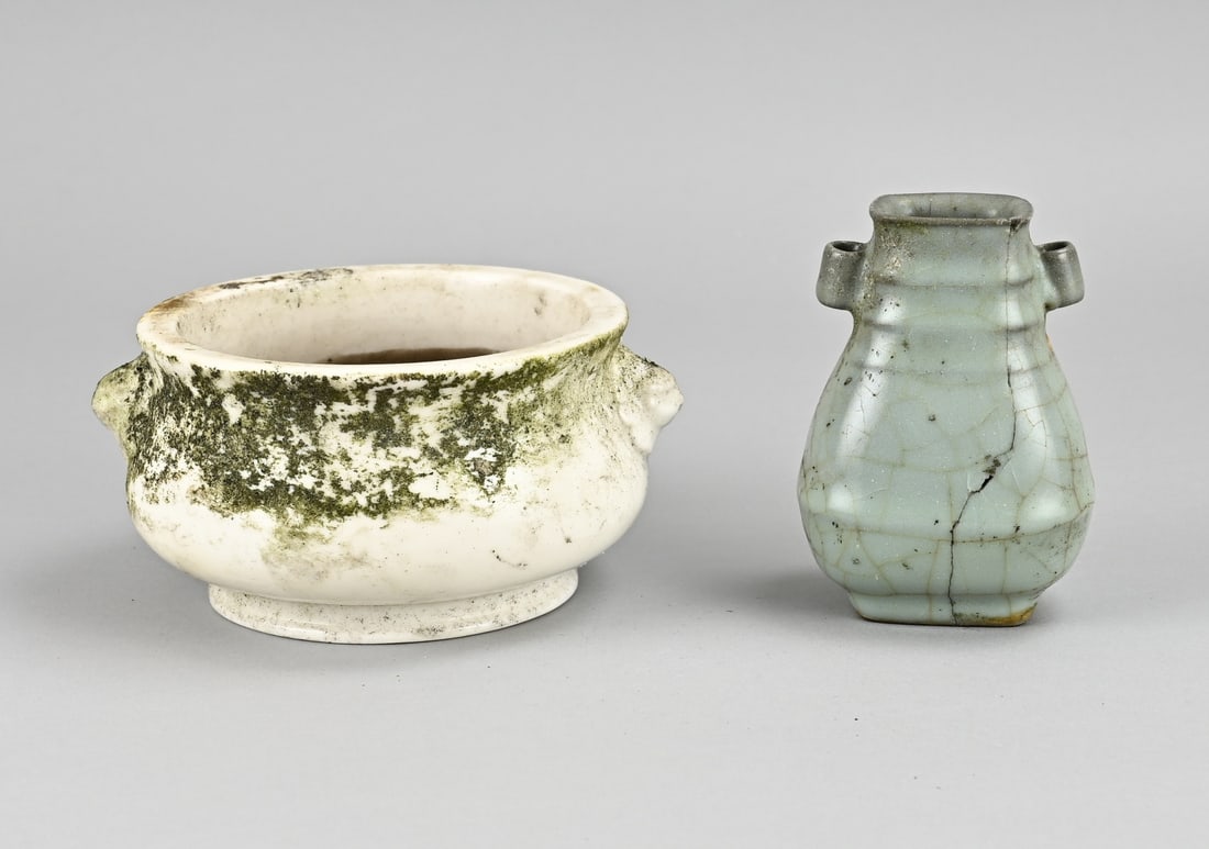 2x Chinese porcelain: Two pieces of old Chinese porcelain. One Celadon vase with handle, damaged. One Blanc de Chine censer with base mark, good. Size: 10.4-13 cm. In fair to good condition.