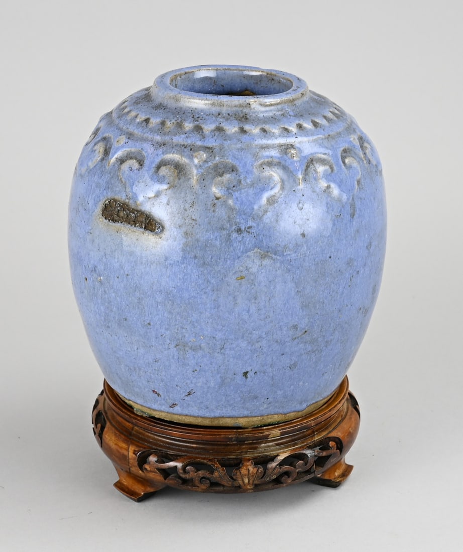 Chinese ginger jar on plinth, H 15.5 cm.: Antique Chinese porcelain celadon ginger jar with blue glaze and decoration. Placed on a pedestal. 17th-18th century. Dimensions: H 15.5 cm. In good condition.