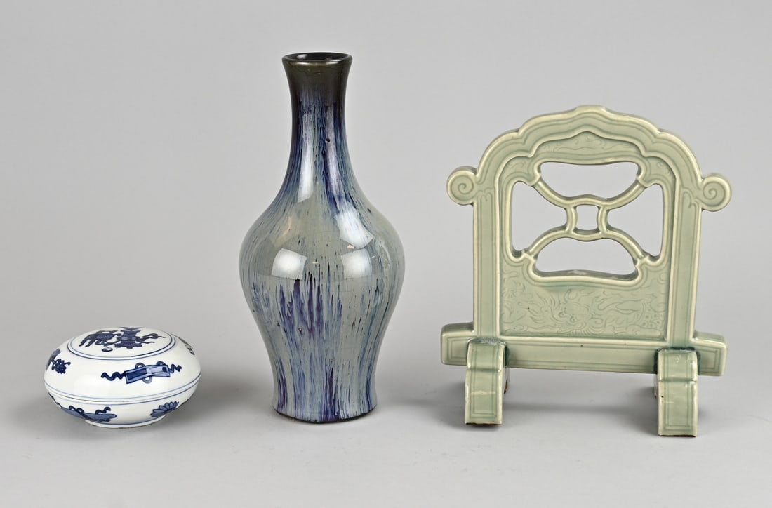 3 Parts China: Three pieces of Chinese porcelain. 20th century. 1x Kang Xi (later) marked box and cover. 1x Flambeé vase. 1x Celadon table screen/stand. Size: 10-24 cm. In good condition.