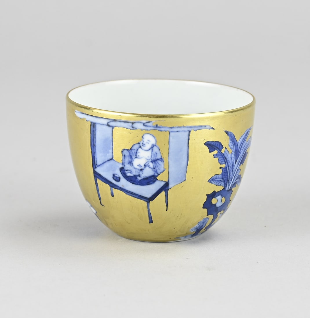 Kang Xi bowl with gold decoration Ø 6.6 cm.: Chinese porcelain Kang Xi cup with figures and gold decoration. Six-character base mark. Dimensions: H 5 x Ø 6.6 cm. In good condition.