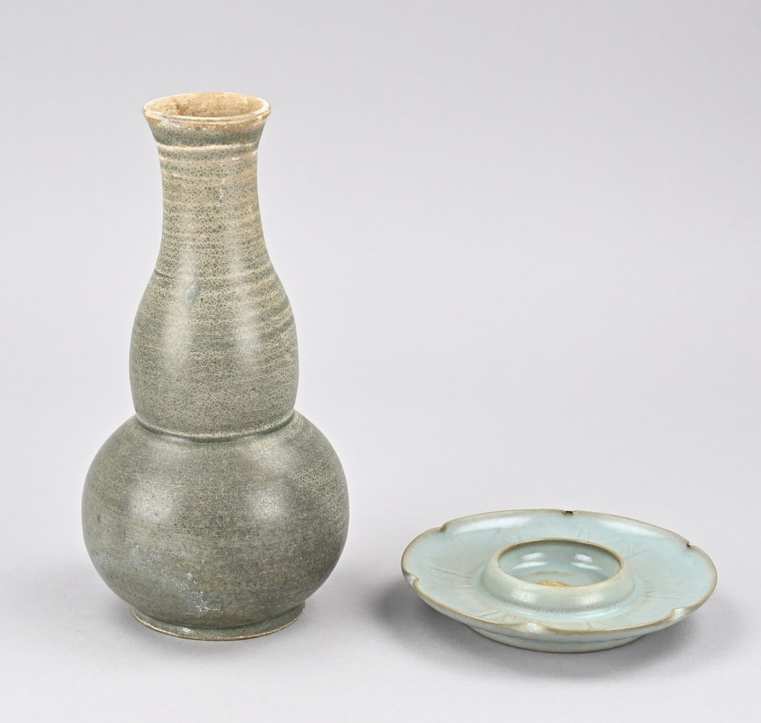 2x Chinese celadon: Two pieces of old Chinese celadon porcelain. One knob vase. One flower-shaped water basin. Dimensions: 13.2-22.2 cm. In good condition.