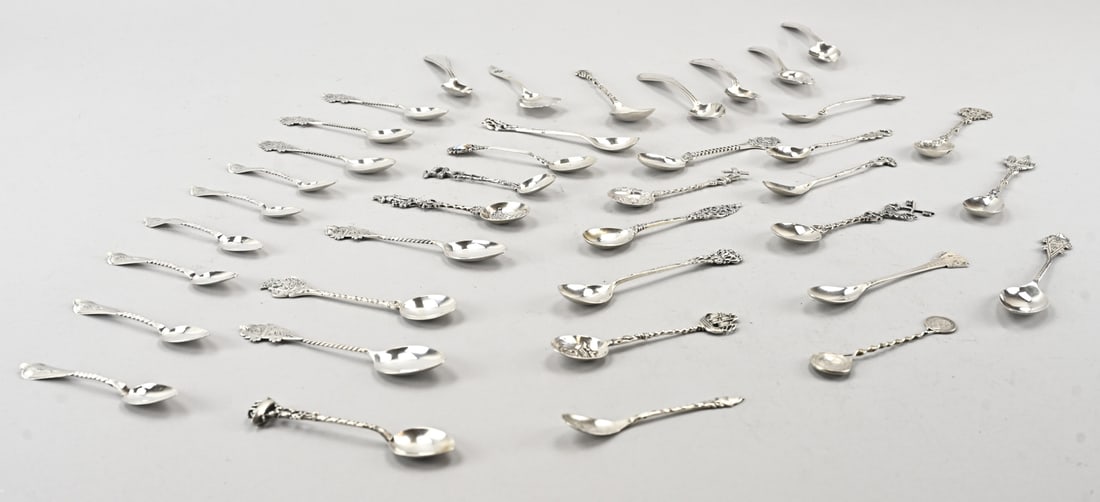 Large lot of silver spoons: Large lot of silver spoons, with 3 sets of teaspoons, a few sugar spoons, and various city spoons. 8.5-12.5 cm. Approx. 339 grams. Various finenesses. In reasonably good condition.