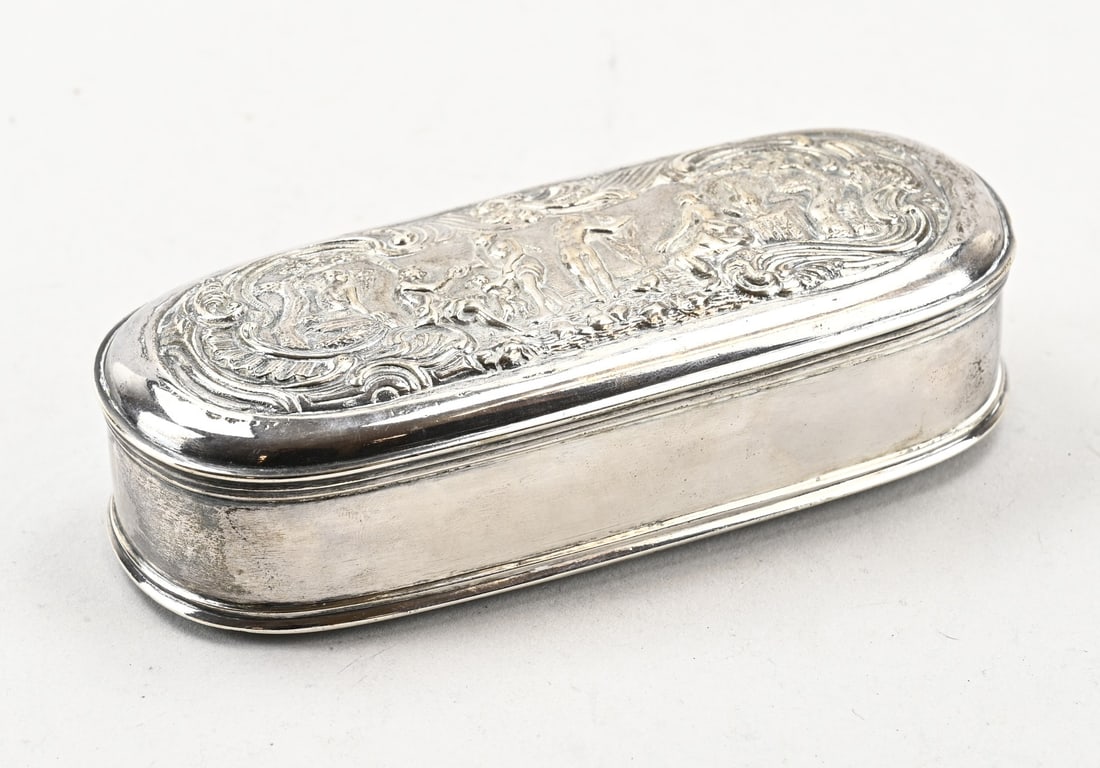 Silver tobacco box: 18th-century silver tobacco box, oval model with a hinged lid decorated with a scene of figures. 14.5 x 6 x 3 cm. Amsterdam, second half of the 18th century. Approx. 261 grams. In good condition.