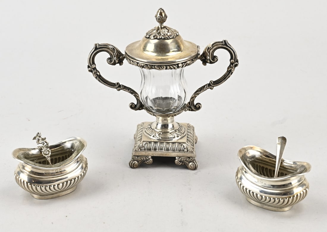Mustard pot and 2 spice bowls with silver: Mustard pot and 2 spice bowls with crystal and silver. Fine mustard pot, 833/000, on a square base with 4 claw feet and a crunched rim. The goblet-shaped crystal pot, not original, has a round silver