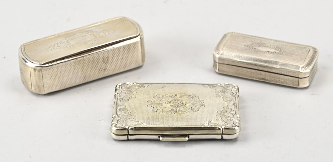 Lot with 3 small boxes: Lot with 3 small boxes, 2 of which are silver, 950/000, rectangular, and one rectangular with rounded corners. Both feature guilloche decoration and an engraved cartouche. 7-8.5 cm. Silver approx. 90.
