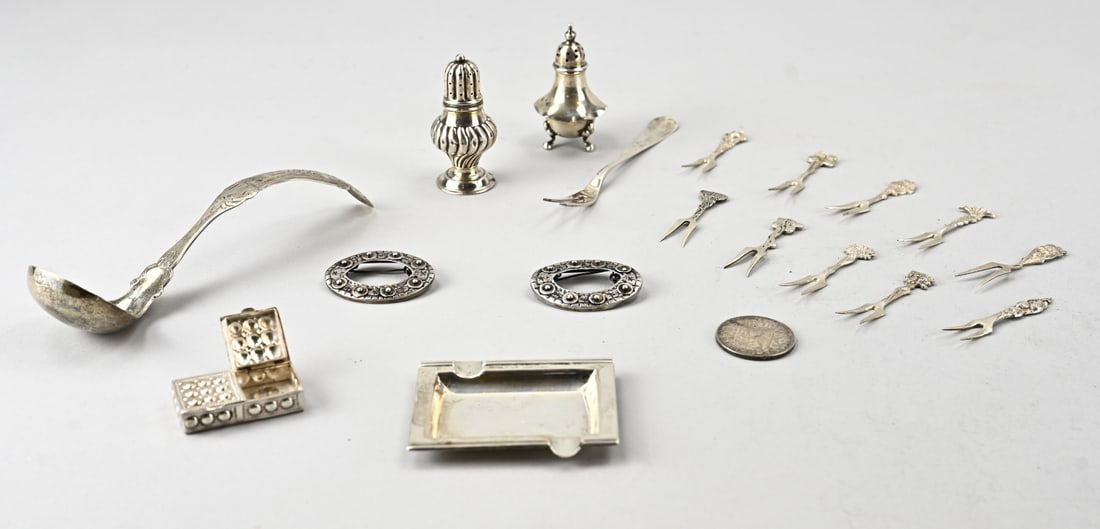 Lot of various silver: Lot of silver with a sauce ladle with engraved handle, restored, a small meat fork, Dutch smooth, 10 cocktail forks with floral elements, 2 buckles converted into brooches and an ashtray. 835/000. And