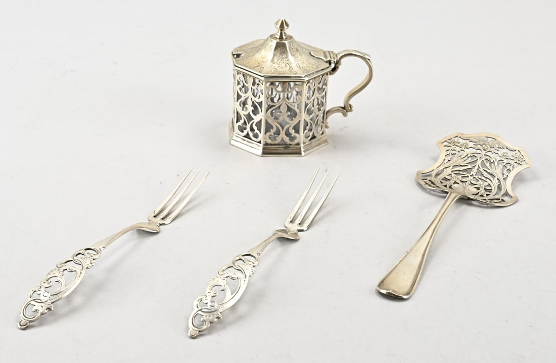 Silver mustard pot and 3 pieces of cutlery: Silver mustard pot, 2 forks and spoon. An octagonal crystal mustard pot with a silver sawed floral holder, 925/000. The silver lid features engraving. 10x7x8.5cm. MT.: Unclear, London, year:J:1844. An