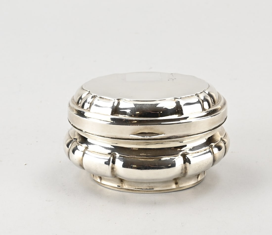 Silver box: Oval German silver box, 800/000, contoured model with pleats. Fitted with a hinged lid. 11x6.5x7cm. Approx. 229 grams. A small dent. In good condition.