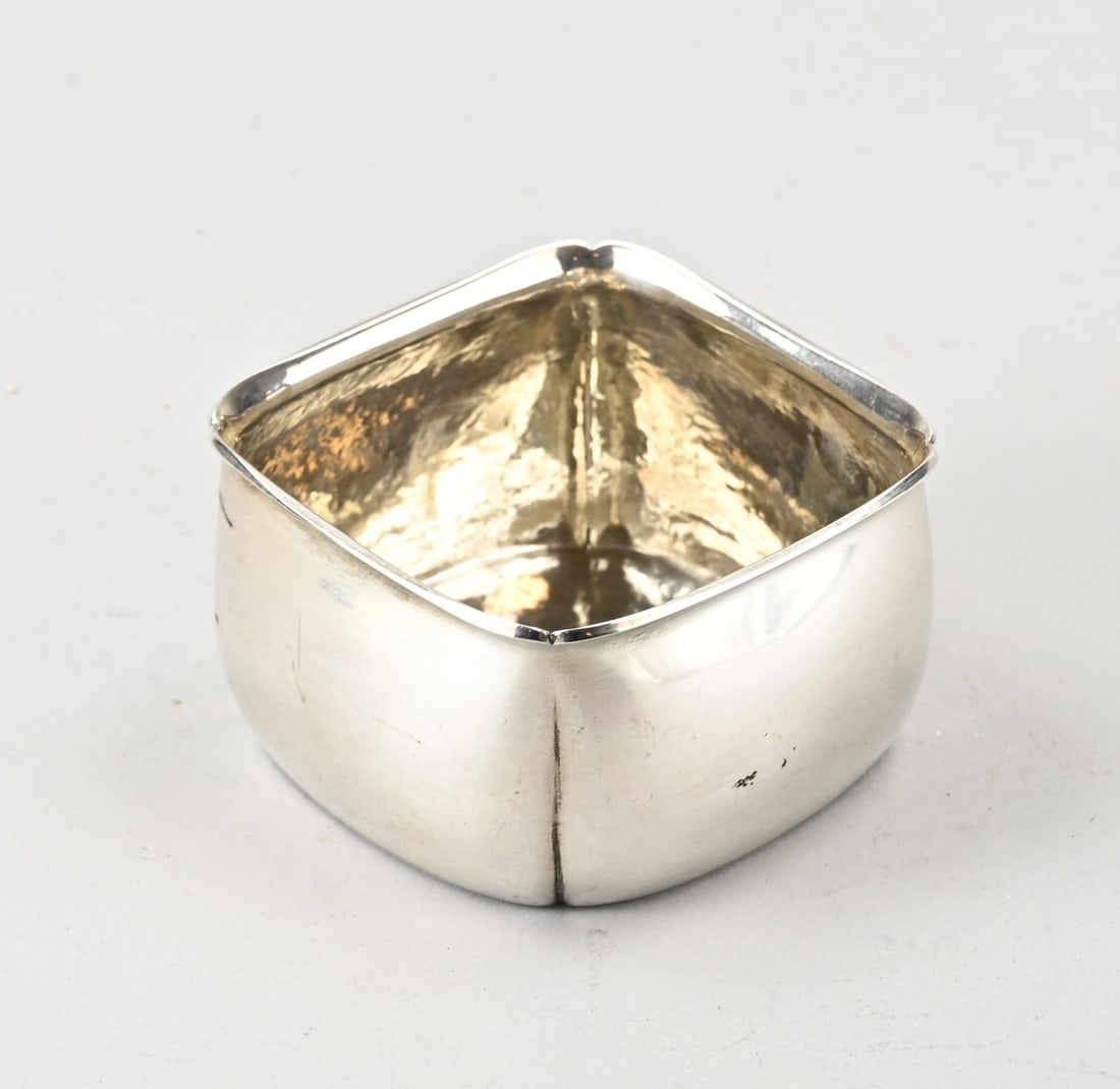 Silver dish (square) Bonebakker: Silver tray, 934/000, square model with pleats at the corners and a slightly turned-over rim. With hammered finish on the inside. MT.: ASBonebakker en Zoon, Amsterdam, dated: 1949. 8.5x8.5x5cm.