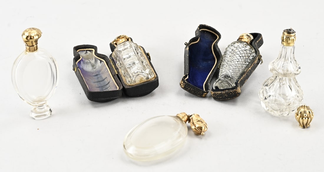Lot of perfume bottles, gold: Lot of 5 perfume bottles with yellow gold collar and cap, 585/000, of which 2 are in a case. All dented or defective.