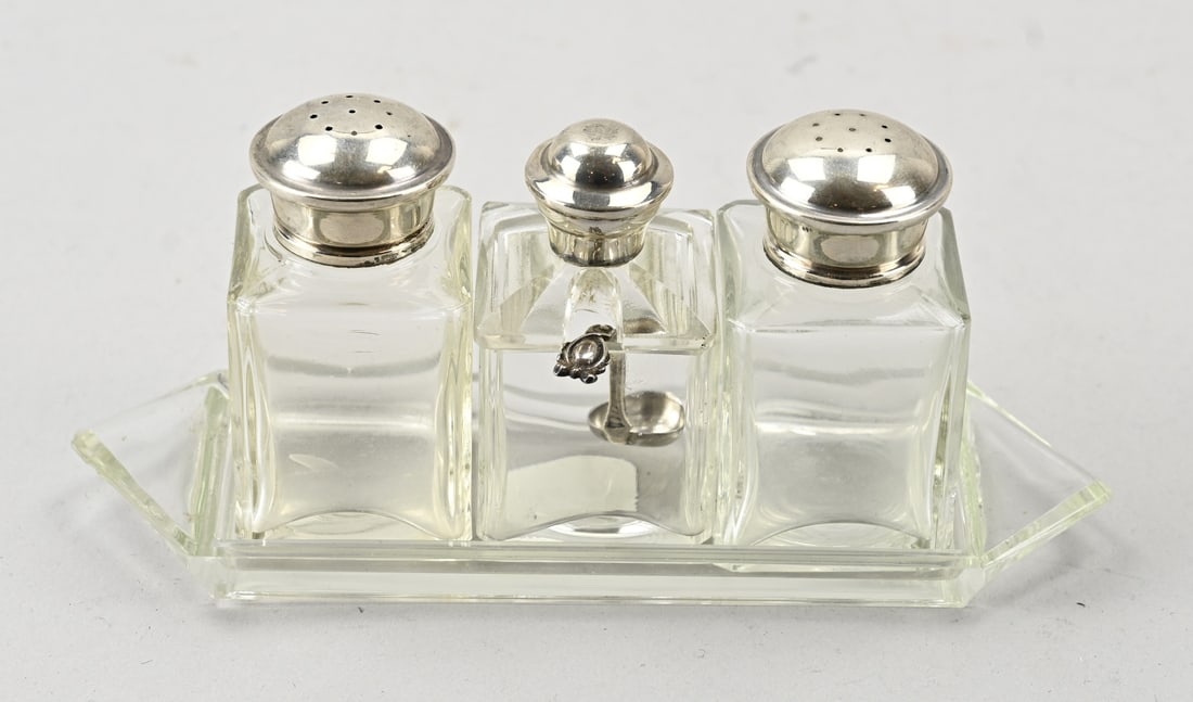 Table set with silverware: Crystal spice set with silver, 835/000. Crystal tray featuring 2 square shakers with silver lids and a small crystal mustard pot with a silver lid and spoon. 18x6x8cm. In good condition.