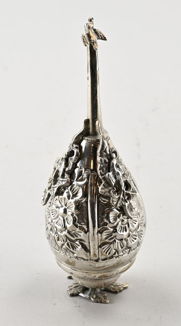Silver sprinkler: Silver sprinkler, 900/000, pear-shaped, decorated with chased floral ornamentation and adorned with dove elements. Mounted on a flower-shaped base. ø6x16cm. Approx. 124 grams. Egypt after 1966. In go