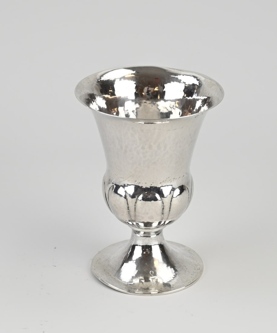 Silver vase: Silver vase, 833/000, on a round base with almond-shaped details. The entire vase features a hammered decoration. MT.: Zilverfabriek Begeer, Voorschoten, 1925. ø11.5x15cm. Approx. 180 grams. In good