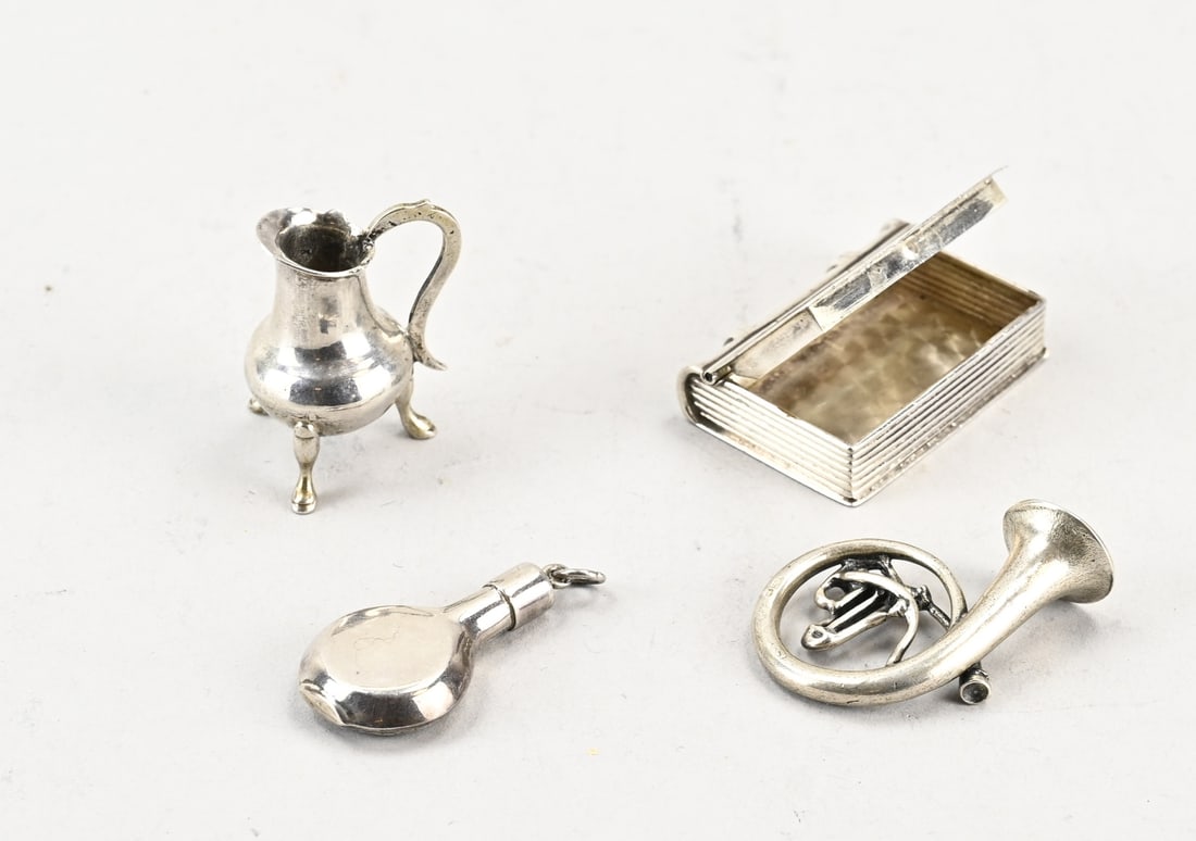 Lot of silver miniatures, 4 x: Lot of silver miniatures with a book-shaped box, a French horn, a jug, and a pitcher-shaped ash pendant. Total approx. 73 grams. Various finenesses. 4-5 cm. In good condition.