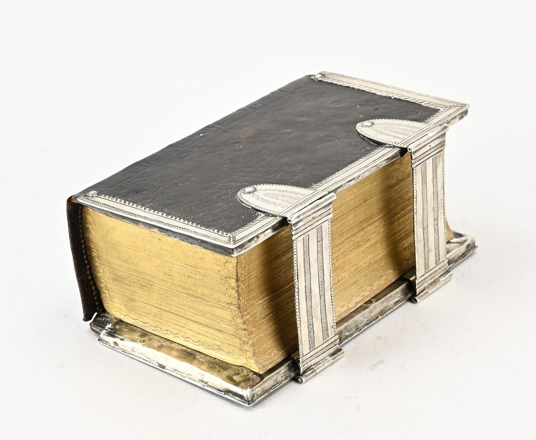 States Bible with silverwork: States Bible with silver, 833/000. Bible, Old and New Testament, with leather cover, gilt edges, with silver borders and 2 engraved clasps. MT.: G.Wouda, Drachten, jl.: A:1835. 16x9x7cm. In good condi