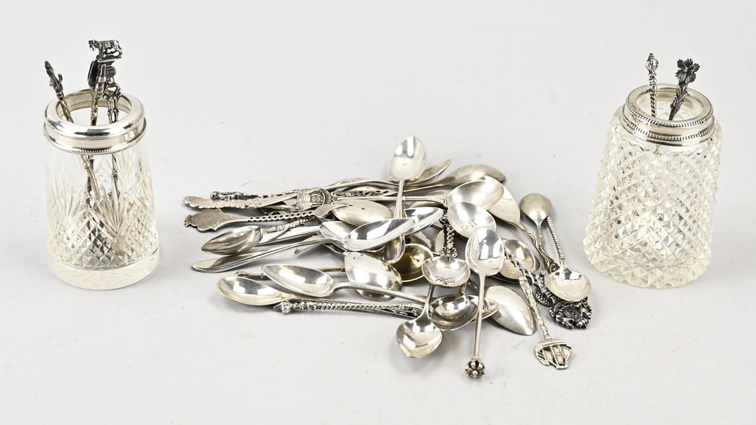 2 Crystal spoon vases with spoons: Two crystal spoon vases with silver rims and soiled with various small silver spoons. Various purities. Approx. 375 grams. In good condition.