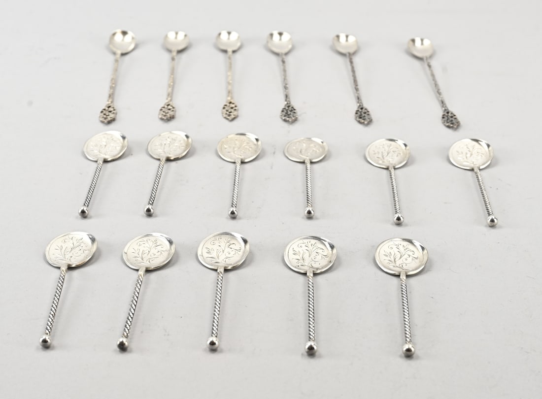 Lot of silver ice cream spoons: Lot of 11 silver ice cream spoons, 835/000, featuring a round scoop with engraving and a twisted handle with a ball. 10.5 cm. Total approx. 138 grams. And 6 plated sorbet spoons with Beidermeier