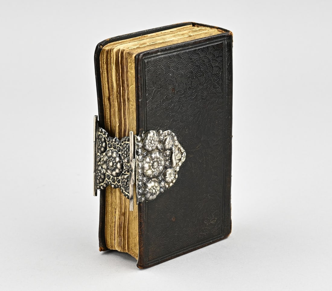 Bible with silver clasp: Bible with silver clasp, 835/000. New Testament with a brown leather cover and a silver clasp with floral decoration. In reasonably good condition. 9x15x4cm.