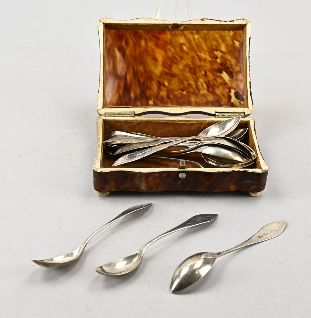 Spoon box with spoons: Rectangular contoured box with 13 silver spoons; 2 sugar spoons and 11 teaspoons with engraved work. Various models. Approx. 120 grams. In good condition.