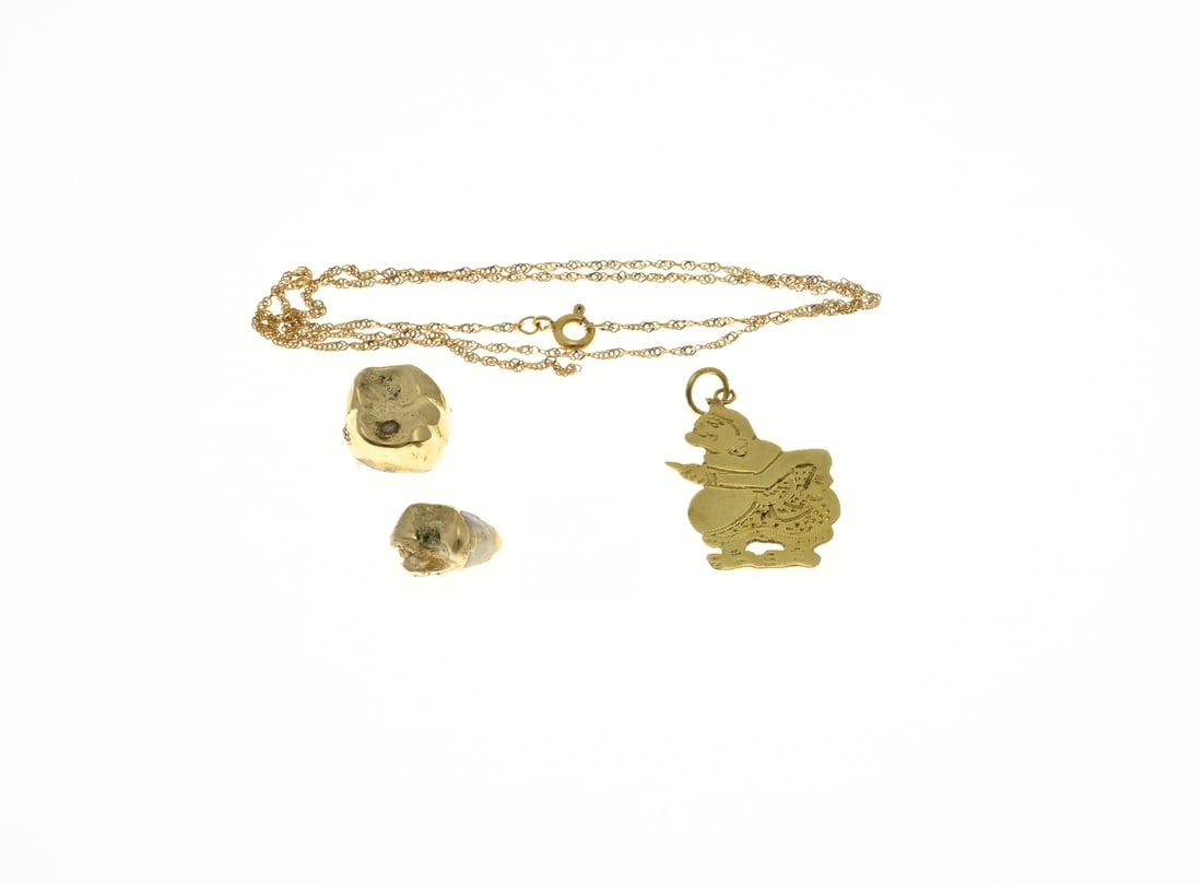 Lot of gold: Lot of gold with 2 molars, a Singapore necklace, 375/000, broken, and a pendant, =>750/000. Gross total including molars 9 grams.