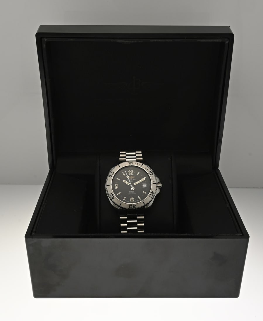 Breitling men's watch: Breitling Shark men's watch, steel, quartz, with a black dial featuring a date display. Mounted on a steel bracelet. Case diameter 42 mm. Case number: A58605 3022. Length approx. 20 cm. In original bo