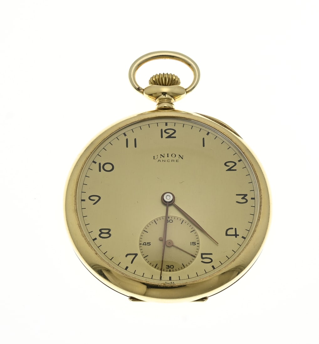 Gold pocket watch Union: Yellow gold pocket watch, 585/000, Union Ancre, with a gold-colored dial with a decentralized sub-dial. With metal dust cover. ø 48 mm. Approx. 66 grams. Working. Back cover closes somewhat stiffly,