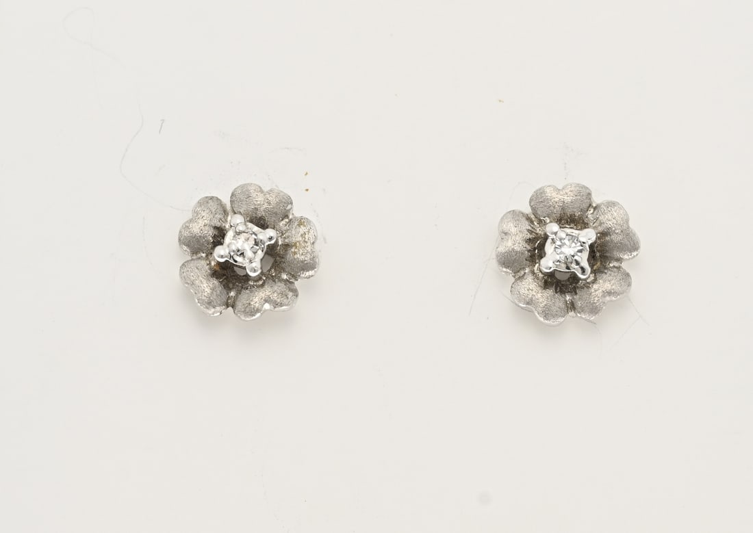 White gold stud earrings with diamond: White gold stud earrings, 585/000, a matte floral design set with a small single-cut diamond in the center. Ear stud diameter 7 mm. Approx. 1.3 grams. In good condition.