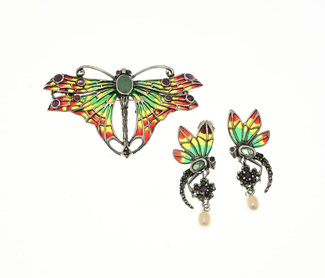 Silver brooch and earrings with enamel: Silver brooch and earrings, 925/000, in the shape of dragonflies with colored window enamel, emerald, ruby, marquesite, and pearls. New. Total approx. 16.9 grams. In good condition.