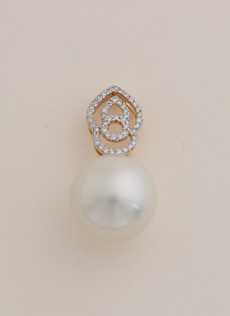 Gold pendant with pearl: Yellow gold pendant, 750/000, with South Sea pearl and diamond. Pendant with a large, beautiful South Sea pearl, ø15 mm, featuring an elegantly shaped bail fully set with small diamonds, totaling app