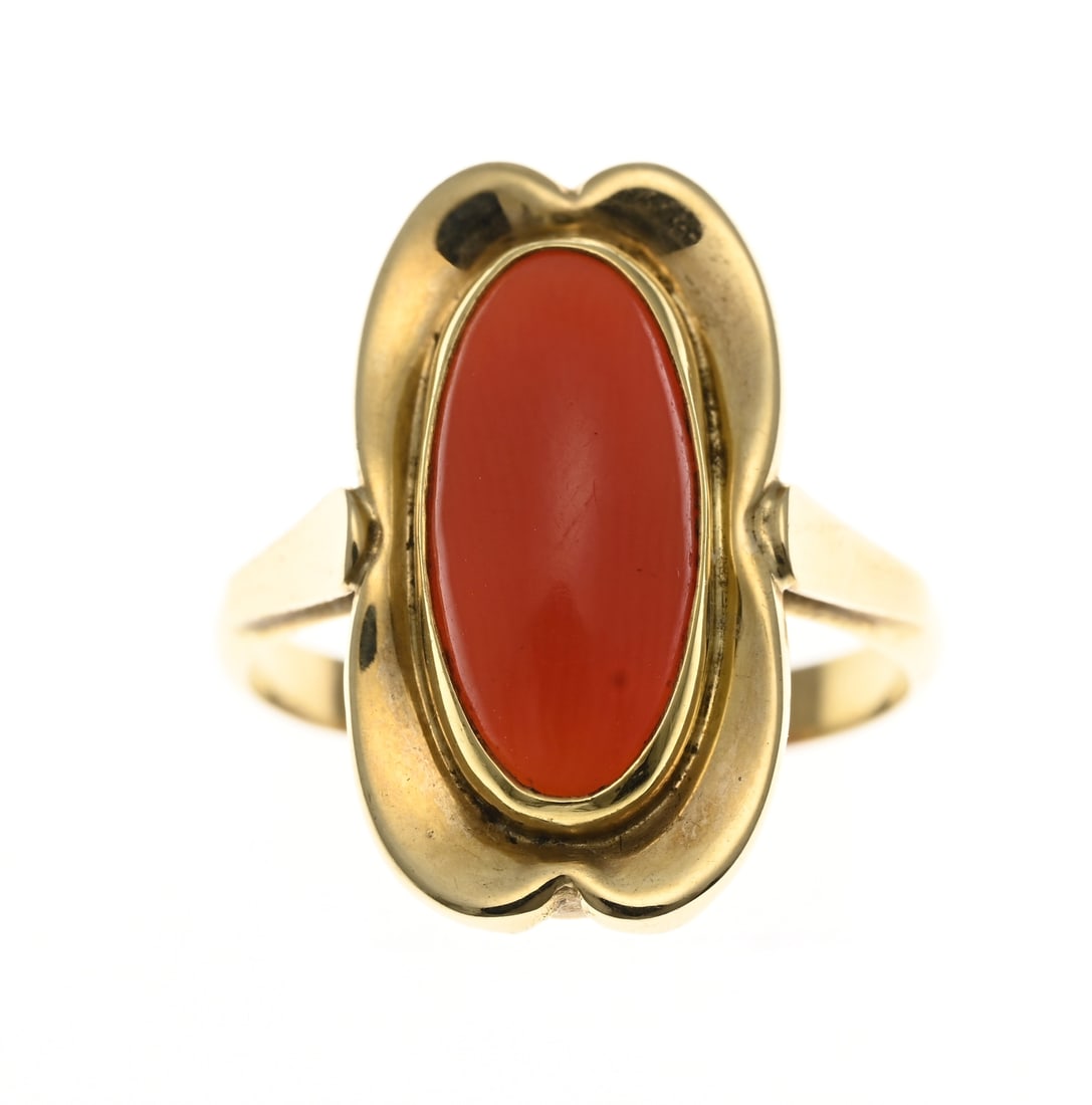 Gold ring blood coral: Yellow gold ring, 585/000, with red coral. Ring with an oval contoured head set with an oval red coral. Head size 11.5x19.5mm. ø 50. Approx. 3.1 grams. In good condition.