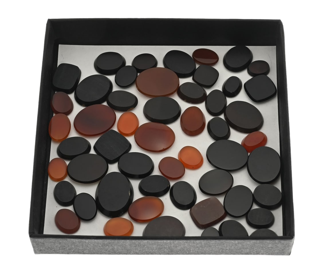 Lot of onyx and carnelian stones.: Large lot of approx. 50 carnelians and onyx stones, flat oval, rectangular, and square cut stones. Approx. 30 grams. New.