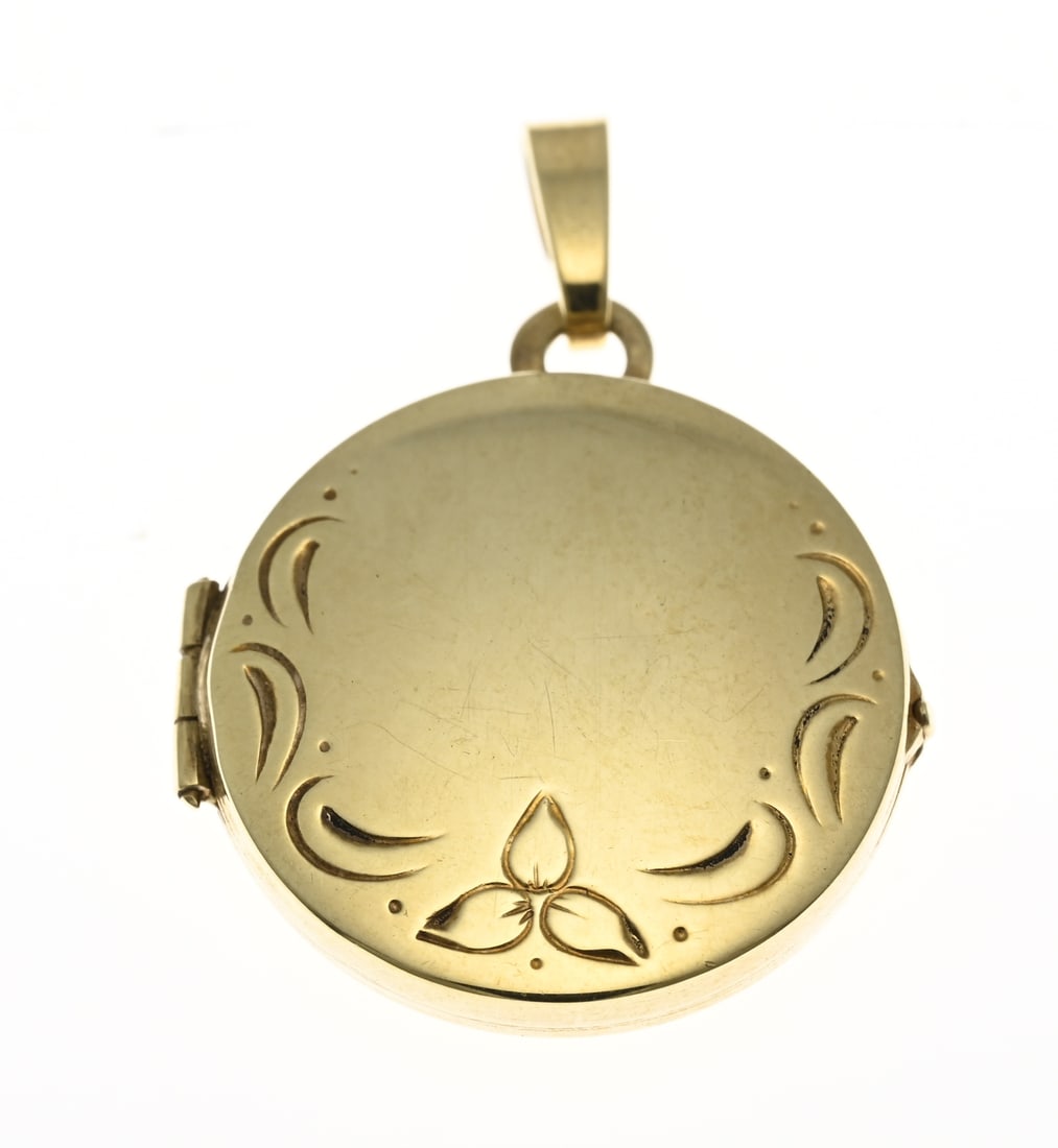 Gold medallion: Yellow gold medallion, 585/000, round model with engraved decoration on the front. ø 17 mm. approx. 2.4 grams. New.