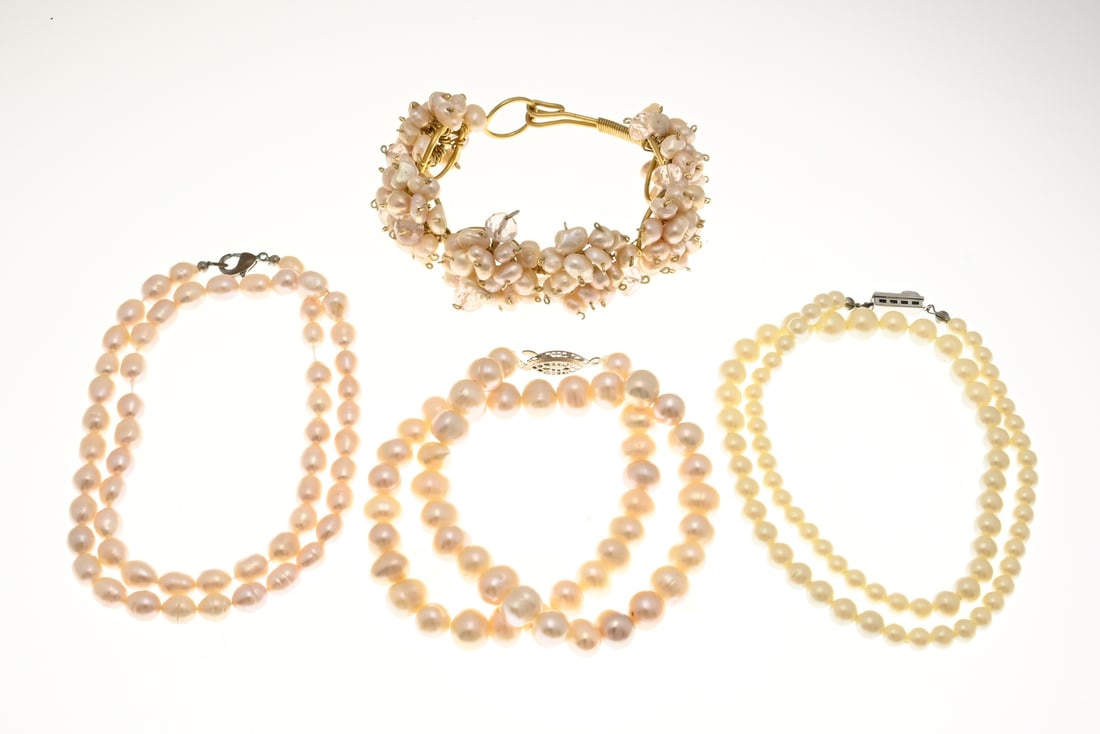 Lot with pearls: Lot of pearl jewelry, with 3 necklaces including freshwater pearls and a bracelet made of yellow metal elements with small freshwater pearls. In good condition.