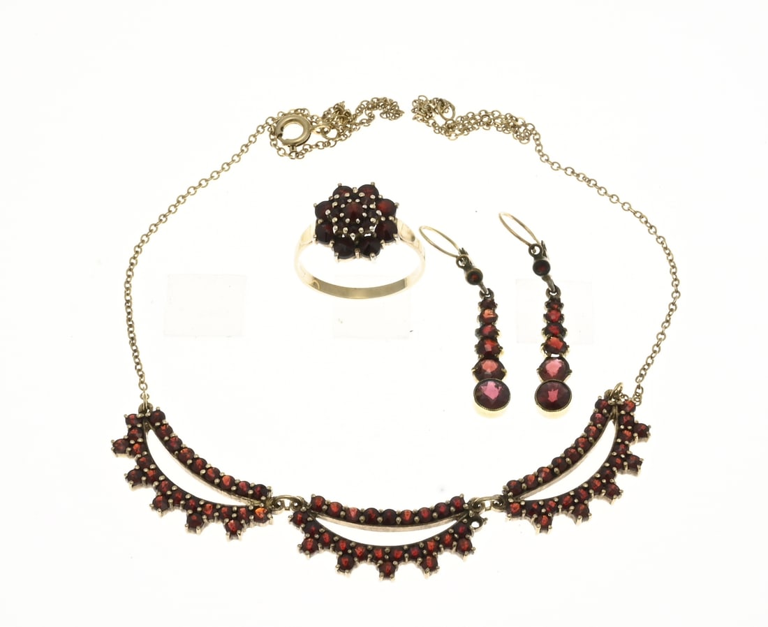 Lot of garnet jewelry: Lot of garnet jewelry, including a gold-on-silver ring with a rosette set with garnets and a gold-on-silver choker with an anchor chain and C-shaped elements with garnets in between. Also a pair of do