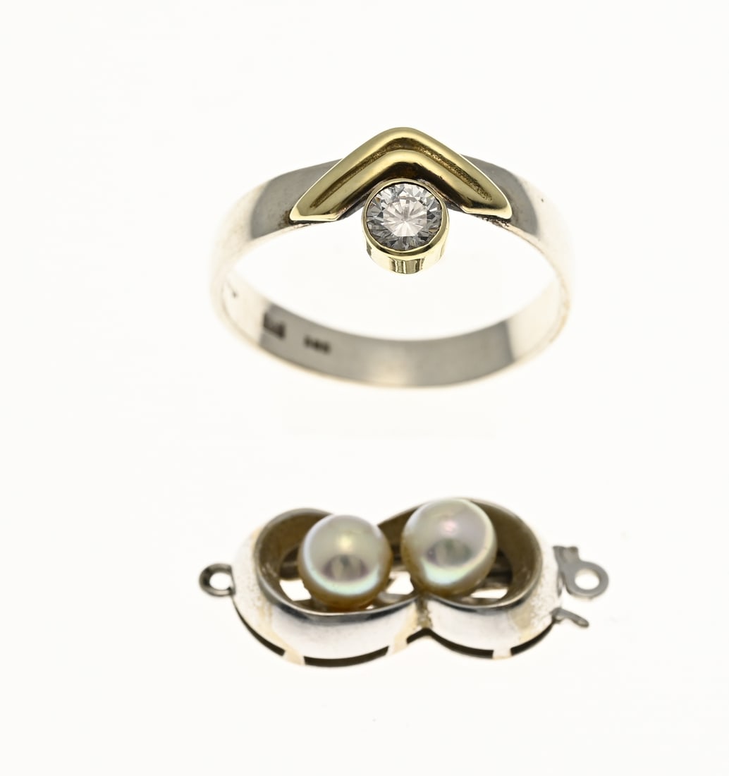 Ring and clasp with gold.: White gold clasp, 585/000, with 2 pearls and a silver ring, 835/000, with yellow gold element, 585/000, and zirconia. Weight of clasp approx. 2.0 grams. Weight of ring 2.2 grams. In good condition.
