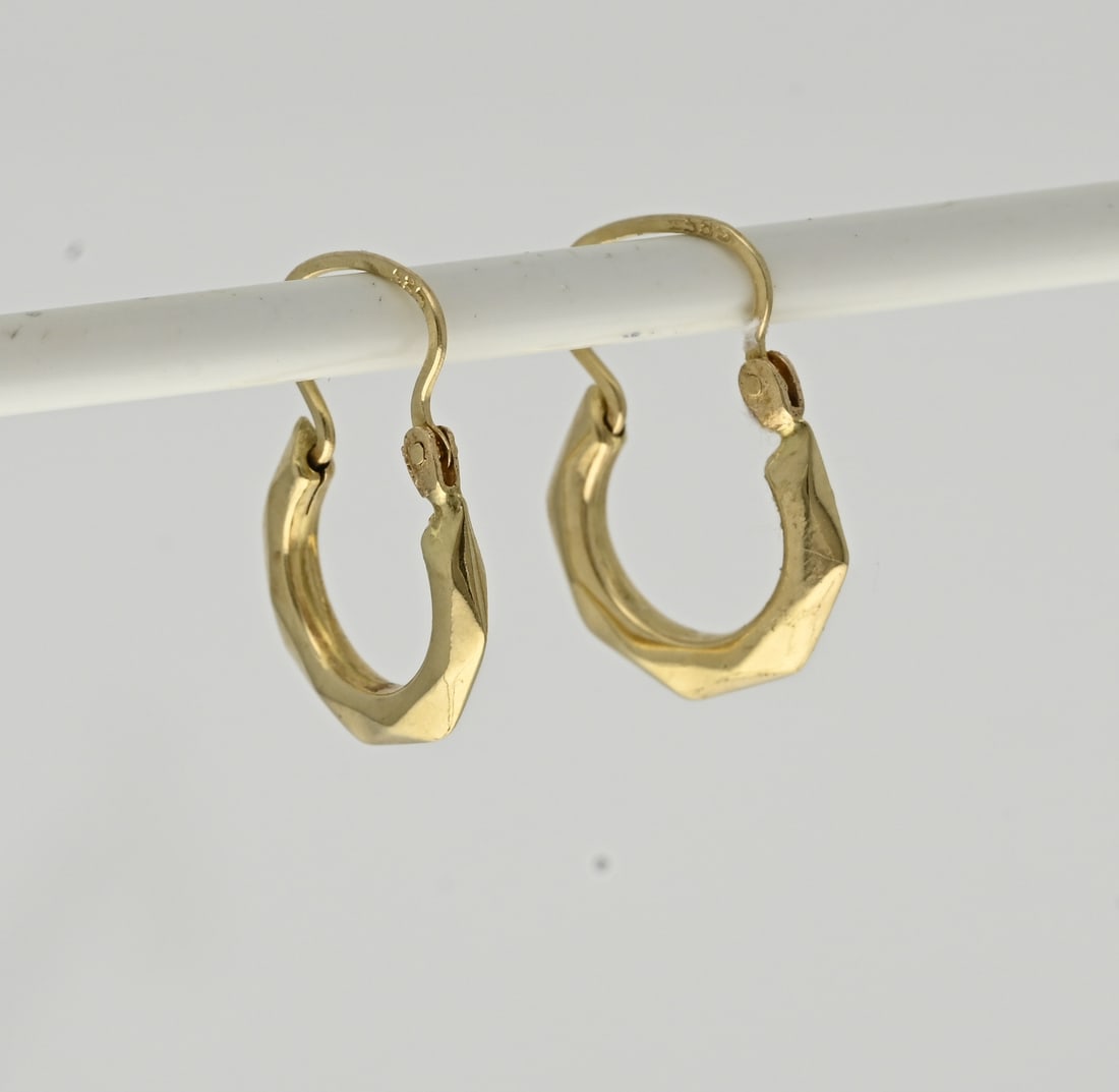 Faceted gold hoop earrings: Yellow gold hoop earrings, 585/000, faceted model with hinged studs. Width 1.6 mm. Size 12x18 mm. Approx. 0.6 grams. In good condition.