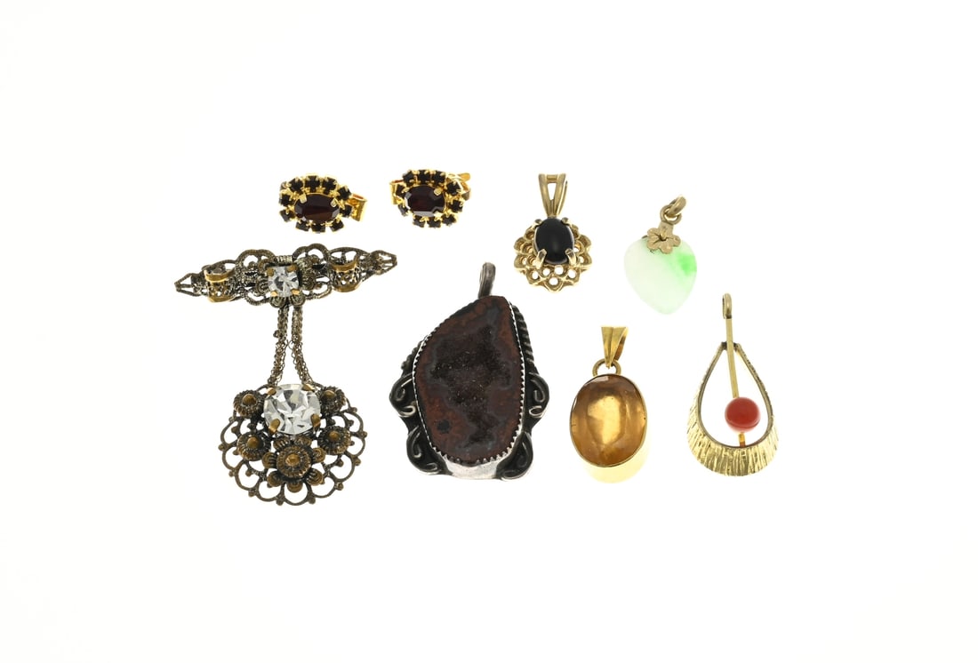 Lot of various gilded editions: Lot of various jewelry including a pendant with jade, red coral, and citrine. Various metals. In good condition.