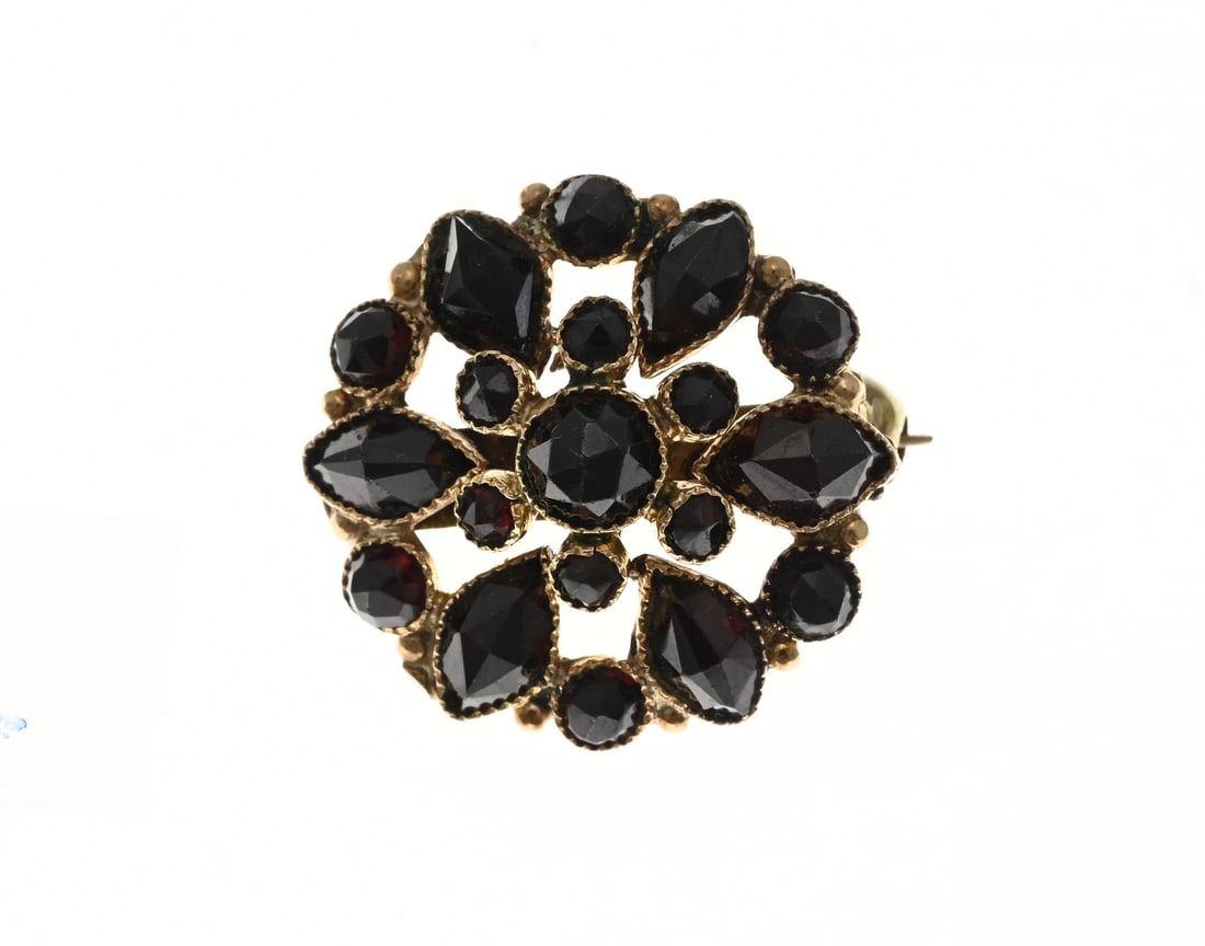 Gold brooch with garnet: Yellow gold brooch, 585/000, with garnet. Round rosette brooch with garnet stones, ø 19.5 mm. approx. 2.7 grams. In very good condition.
