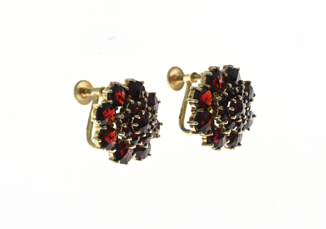 Gold ear screws with garnet: Yellow gold ear screws, 585/000, with garnet. Ear screws with a large rosette set with faceted garnet stones. Rosette diameter 15 mm. Approx. 5.7 grams. In good condition.