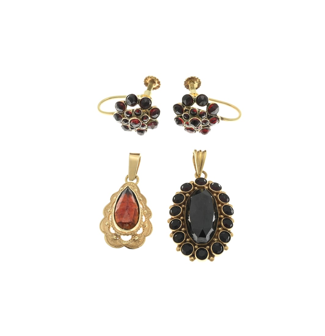 3 parts gold with garnet: Three yellow gold pieces of jewelry, 585/000, with garnet. A pear-shaped pendant with an engraved rim, 27 mm, and a pear-shaped faceted garnet; an oval rosette pendant with 15 garnet stones, 32 mm;